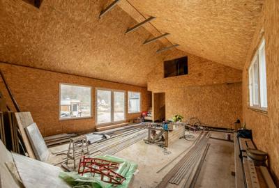 Casa moderna cu 5 camere intr-o zona lini?tita de deal - 1