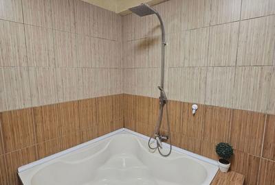 Apartament cu 3 camere decomandat în Roșu
