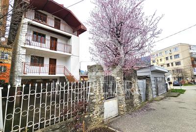 Casă individuală cu 11 camere cu Teren 300 Mp în Central - 1