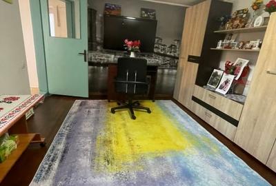 Casa cu 3 camere, garaj si curte spatioasa - zona Giulesti