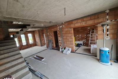 Casă cu 4 camere decomandat în Vladimirescu