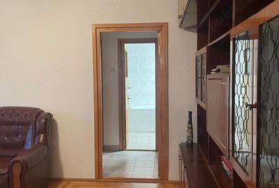 Florilor,3 camere semidecomandat, etaj 4, dormitor,2 bai, balcon, apart. mobilat si utilat,300 euro - 3