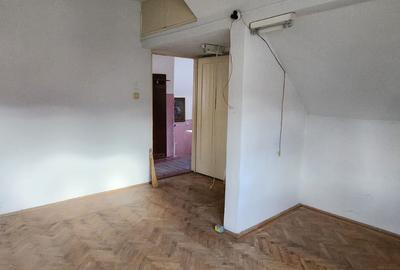 Garsoniera situata "la casa" in cartier Noua,suprafata utila 45 mp, teren 138 mp - 2