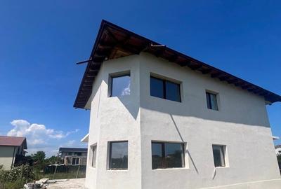 Casă cu 5 camere cu Canalizare în Central - 1