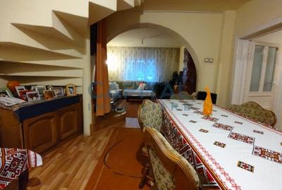 Casa cu mansarda, 7 camere, anexe, Sanmartin - 11