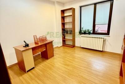 Casă de vânzare  pretabilă pentru clinica, cabinet medical, birouri Casă de vânzare  pretabilă pentru clinica, cabinet medical, birouri - 8