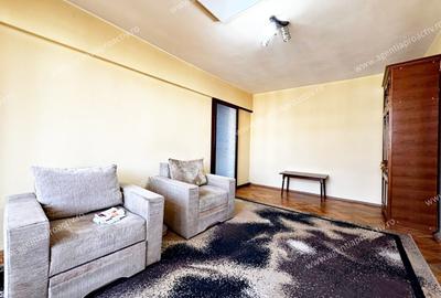 Apartament cu 3 camere semidecomandat în Central - 1