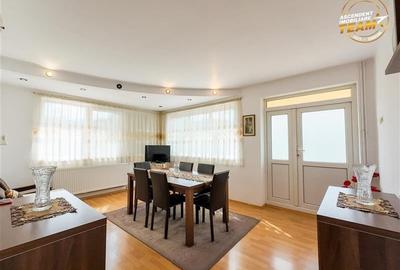 Tur 3D! Resedinta notabila,pe armonios cadru natural,distinse faciliati,Central, - 2