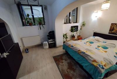 Garsonieră decomandată, mobilată în Universitate