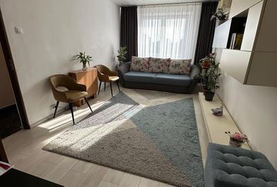 Apartament cu 4 camere semidecomandat, mobilat în Titan