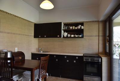 Casă cu 4 camere decomandat în Golești - 1