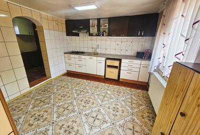 Casă spațioasă cu 9 camere în Strejnicu – pentru locuință, birouri - 18