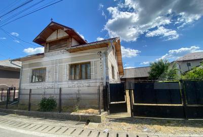 Casă cu 4 camere cu Teren 639 Mp în Central