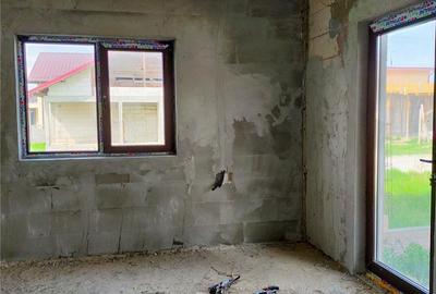 Casă cu 6 camere cu Teren 300 Mp în Lumina