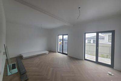 Duplex cu 4 camere cu Canalizare în Bucium - 1