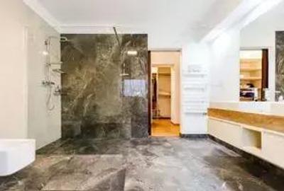 Casă cu 3 camere cu Teren 500 Mp în Central