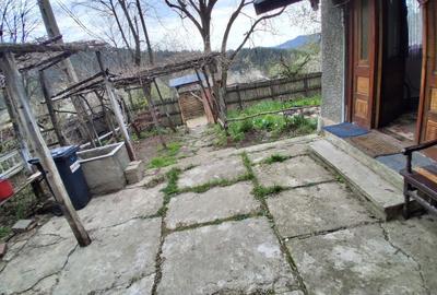 Casă cu 3 camere cu Teren 1500 Mp în Central