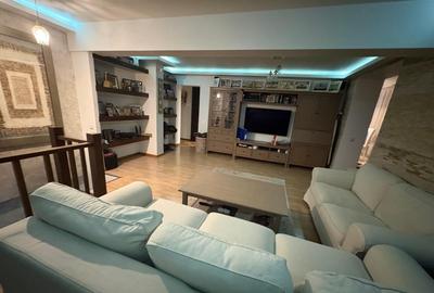 Apartament cu 4 camere decomandat în Casa de Cultură