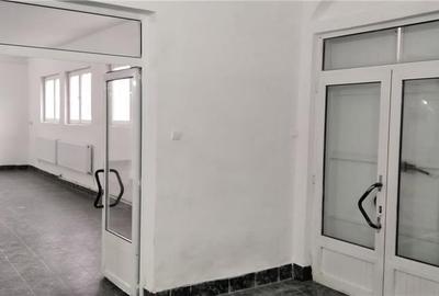 Spațiu comercial, de 180 mp, în Central - 8
