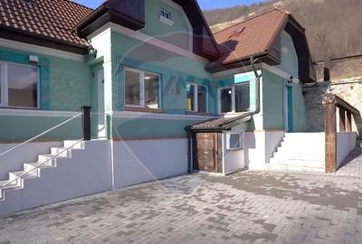 Casă cu 5 camere cu Teren 1342 Mp în Rimetea - 1