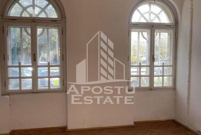 Doua case in aceea?i curte - 8