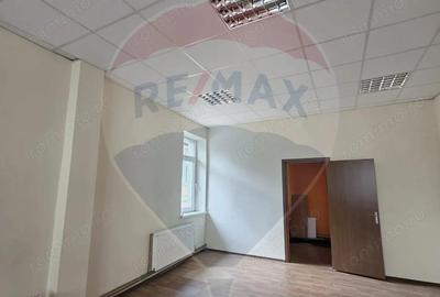 Spațiu comercial, de 48 mp, în Central - 7