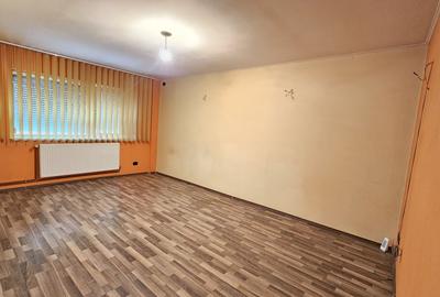 Apartament zona Siderurgistilor Vest, 3 camere - 75000 Euro - 1