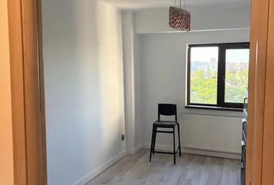 Apartament cu 3 camere semidecomandat, mobilat în Tineretului