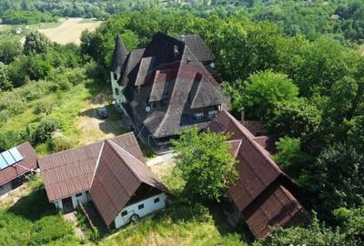 Casă cu 10 camere cu Teren 24700 Mp în Berchez - 1