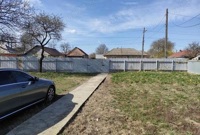 Casă cu 3 camere cu Teren 3500 Mp în Central