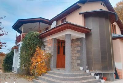 Casă cu 4 camere cu Teren 2160 Mp în Berca - 2