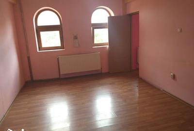 Spațiu comercial, de 700 mp, în Central