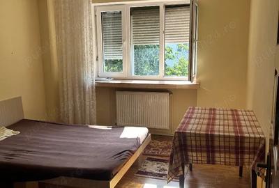 Inchiriez ap. 3 camere zona centrala din 01.12.2025 - 17