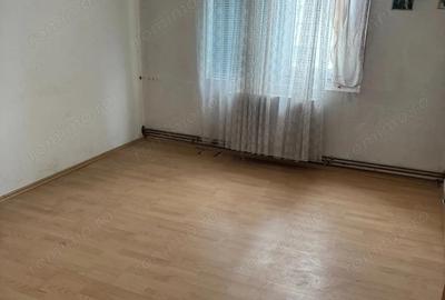 Apartament cu 3 camere decomandat în Sebastian