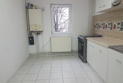 Apartament trei camere, semimobilat, renovat frumos, etaj 3, Mioritei - 15