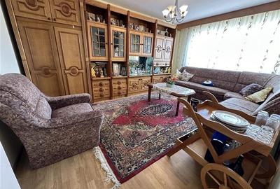 Apartament cu 3 camere decomandat în Cornișa