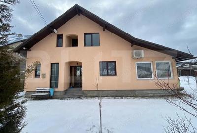 Casă cu Teren 914 Mp în Central - 2