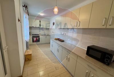 Casă cu 6 camere cu Teren 1263 Mp în Dărmănești - 4