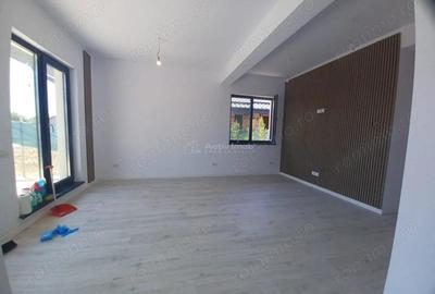 Casă cu 7 camere cu Teren 350 Mp în Corbeanca