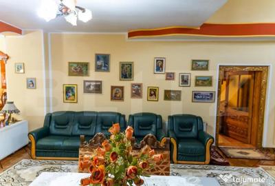 Casă cu 7 camere cu Teren 2500 Mp în Central - 1