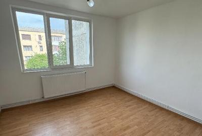 Apartament cu 3 camere decomandat în Roman - 11