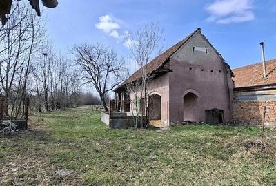 Casă cu 4 camere cu Teren 3000 Mp în Central - 3