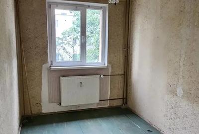 Apartament cu 3 camere semidecomandat în Vest