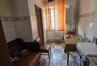 Apartament cu 3 camere decomandat, mobilat în Viziru 3 - 1