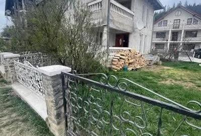 Casă cu Teren 2000 Mp în Central - 2