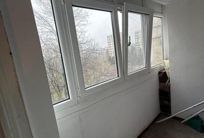 Apartament cu 3 camere semidecomandat în Militari