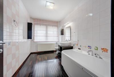 Apartament cu 3 camere decomandat în Sisești - 8