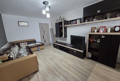 Apartament cu 3 camere semidecomandat, mobilat în Colentina