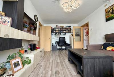 Apartament cu 3 camere semidecomandat în Berceni
