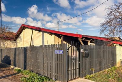 Casă individuală cu 3 camere cu Canalizare în Km 5 - 3